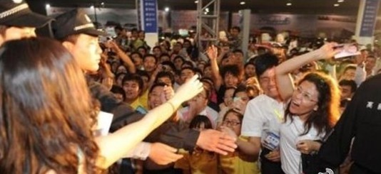 甘露露 車展被打 甘露露 車展被打