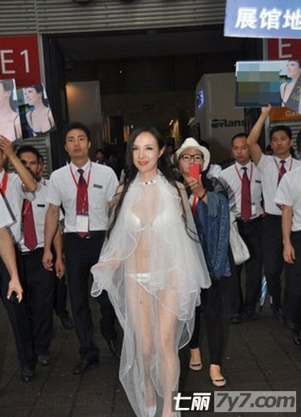 甘露露 車展被打 甘露露 車展被打