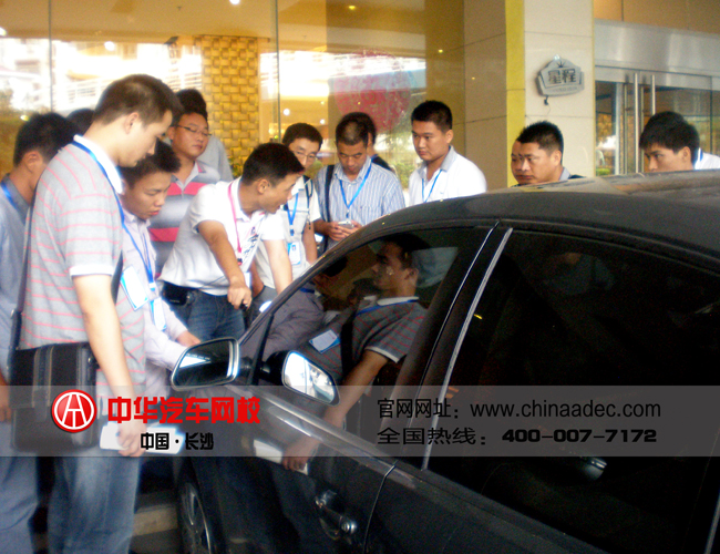 【中華汽車網校 網校新聞】201205期二手車鑒定評估師是中華汽車網校2012年度最后一個暑期研修班,隨著8月24號二手車鑒定評估師中高級考試的結束,我們05期學員的學習考試之途也告于段落。在此,中華汽車網校祝賀201205期學員順利結業! 【中華汽車網校 網校新聞】201205期二手車鑒定評估師是中華汽車網校2012年度最后一個暑期研修班,隨著8月24號二手車鑒定評估師中高級考試的結束,我們05期學員的學習考試之途也告于段落。在此,中華汽車網校祝賀201205期學員順利結業!