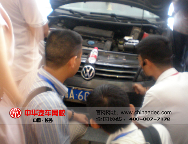 【中華汽車網校 網校新聞】201205期二手車鑒定評估師是中華汽車網校2012年度最后一個暑期研修班,隨著8月24號二手車鑒定評估師中高級考試的結束,我們05期學員的學習考試之途也告于段落。在此,中華汽車網校祝賀201205期學員順利結業! 【中華汽車網校 網校新聞】201205期二手車鑒定評估師是中華汽車網校2012年度最后一個暑期研修班,隨著8月24號二手車鑒定評估師中高級考試的結束,我們05期學員的學習考試之途也告于段落。在此,中華汽車網校祝賀201205期學員順利結業!