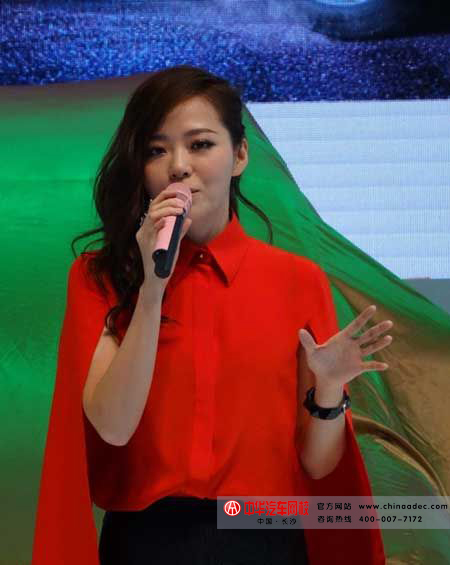 2013成都車展張靚穎獻唱 2013成都車展張靚穎獻唱