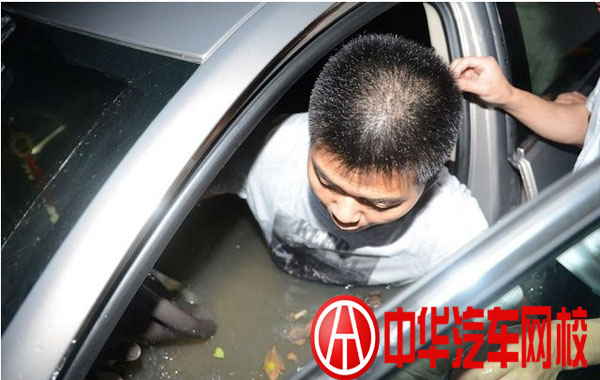暴雨淹車 暴雨淹車