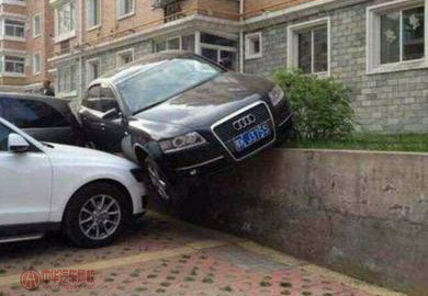 大哥你這車是怎么開上去的呢？