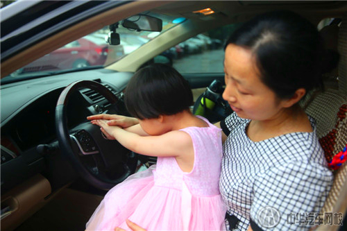 孩子自救鳴笛開閃光燈