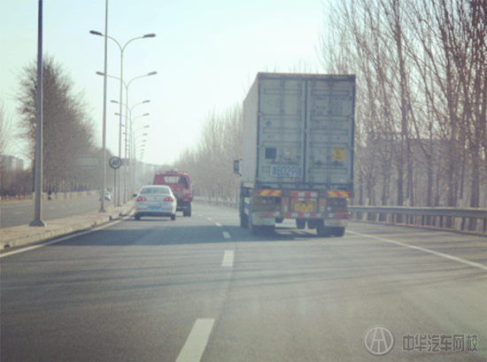 駕駛必學:如何躲避大貨車威脅@ahlsjy.cn