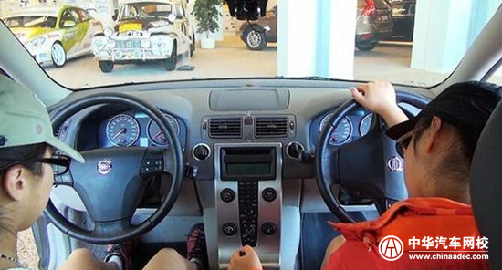 “活久見”一輛車兩個駕駛倉到底誰說了算？@ahlsjy.cn