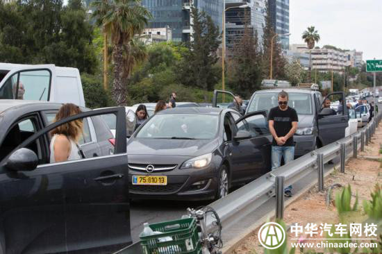 以色列高速公路上全體民眾下車默哀@ahlsjy.cn