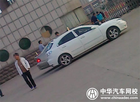 大學校門口車頂放瓶飲料原來是啪啪啪交易！@ahlsjy.cn
