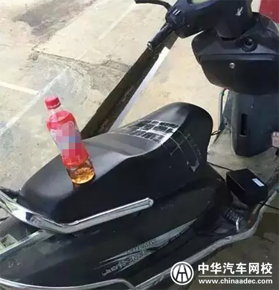 大學校門口車頂放瓶飲料原來是啪啪啪交易！@ahlsjy.cn