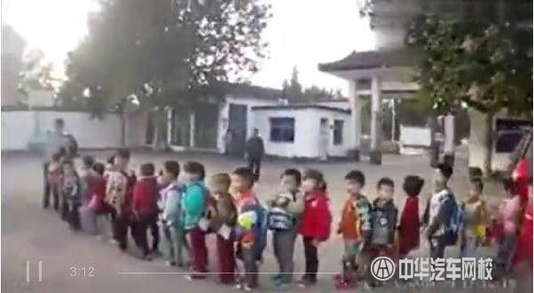 五菱又爆“神技”一輛車內載50多頭“二師兄”@ahlsjy.cn 五菱又爆“神技”一輛車內載50多頭“二師兄”@ahlsjy.cn